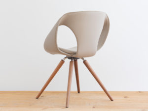 Chaise en bois de noyer par Philippe Emery