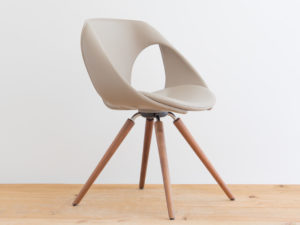 Chaise en bois de noyer par Philippe Emery