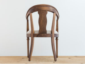 Fauteuil en bois de noyer par Philippe Emery