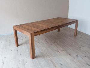Table en bois de noyer par Philippe Emery