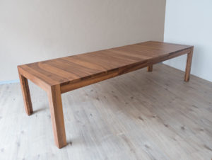 Table en bois de noyer par Philippe Emery