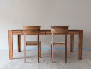 Table en bois de noyer par Philippe Emery
