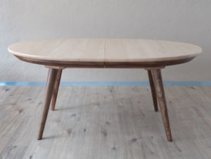 Table en bois de noyer par Philippe Emery