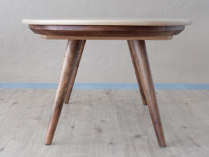 Table en bois de noyer par Philippe Emery
