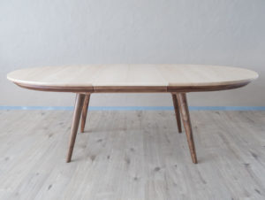Table en bois de noyer par Philippe Emery