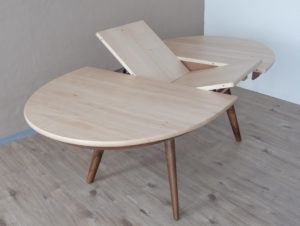 Table en bois de noyer par Philippe Emery