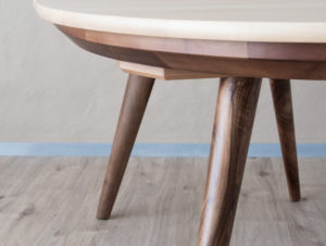 Table en bois de noyer par Philippe Emery
