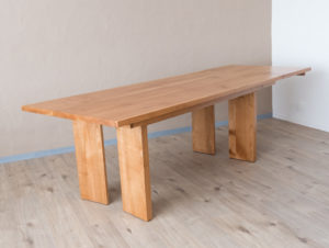 Table en bois de cerisier par Philippe Emery