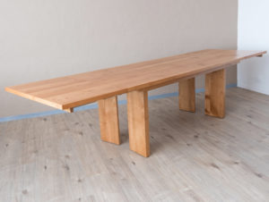 Table en bois de cerisier par Philippe Emery