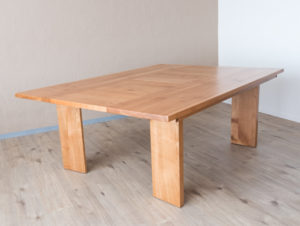 Table en bois de cerisier par Philippe Emery
