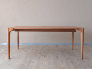 Table en bois de pommier par Philippe Emery
