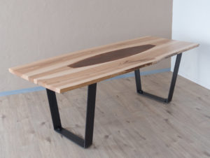 Table en bois de frêne et olivier par Philippe Emery