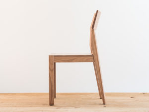 Chaise en bois de cerisier par Philippe Emery