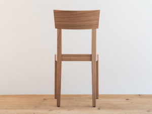 Chaise en bois de cerisier par Philippe Emery