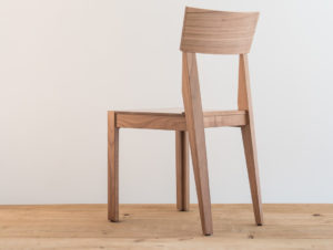 Chaise en bois de cerisier par Philippe Emery