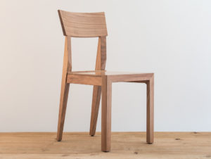 Chaise en bois de cerisier par Philippe Emery