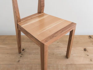 Chaise en bois de cerisier par Philippe Emery