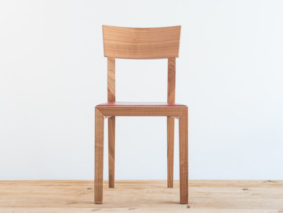 Chaise en bois de cerisier par Philippe Emery