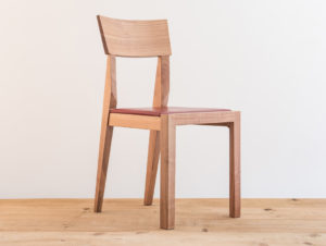 Chaise en bois de cerisier par Philippe Emery