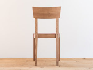 Chaise en bois de cerisier par Philippe Emery