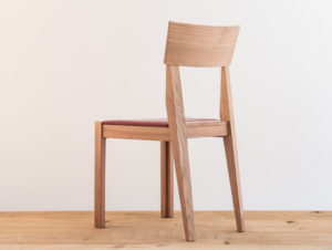 Chaise en bois de cerisier par Philippe Emery