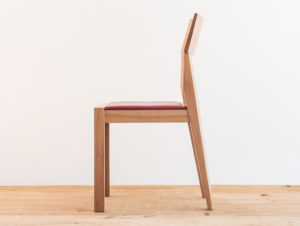 Chaise en bois de cerisier par Philippe Emery