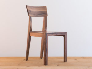 Chaise en bois de noyer par Philippe Emery