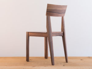 Chaise en bois de noyer par Philippe Emery