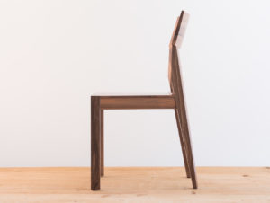 Chaise en bois de noyer par Philippe Emery