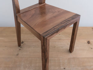 Chaise en bois de noyer par Philippe Emery