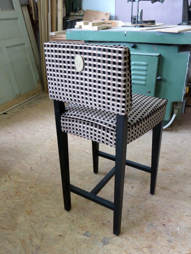 Chaise boutique Parmigiani par Philippe Emery