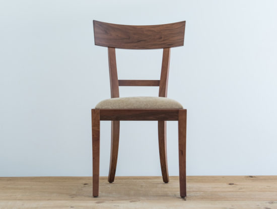 Chaise en bois de noyer par Philippe Emery