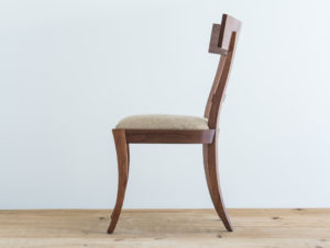 Chaise en bois de noyer par Philippe Emery