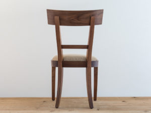 Chaise en bois de noyer par Philippe Emery