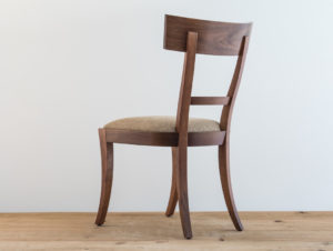 Chaise en bois de noyer par Philippe Emery