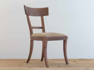 Chaise en bois de noyer par Philippe Emery