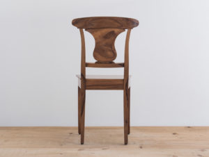 Chaise en bois de noyer par Philippe Emery