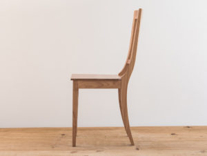 Chaise en bois de cerisier par Philippe Emery