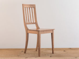 Chaise en bois de cerisier par Philippe Emery