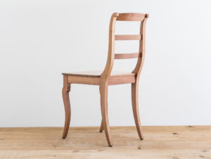 Chaise en bois de cerisier par Philippe Emery
