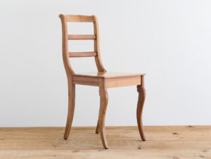 Chaise en bois de cerisier par Philippe Emery