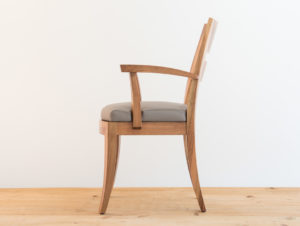 Fauteuil en bois de noyer par Philippe Emery