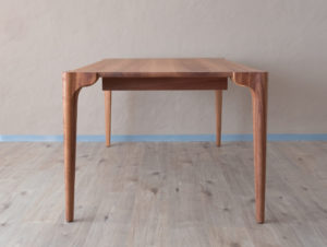 Table en bois de pommier par Philippe Emery