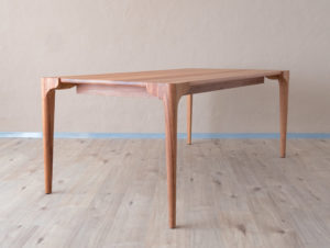 Table en bois de pommier par Philippe Emery