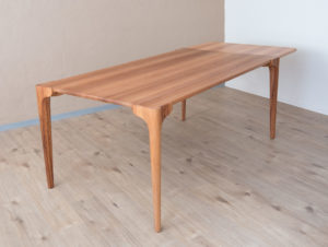 Table en bois de pommier par Philippe Emery