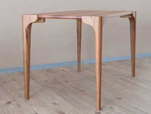 Table en bois de pommier par Philippe Emery