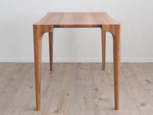 Table en bois de pommier par Philippe Emery