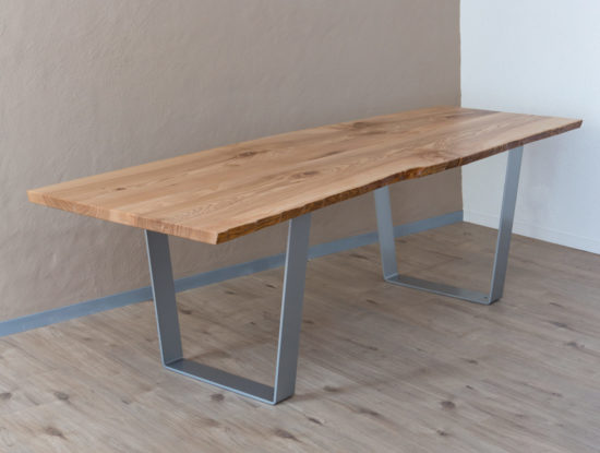 Table en bois de frêne et olivier par Philippe Emery