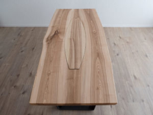 Table en bois de frêne et olivier par Philippe Emery