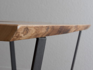 Table en bois de frêne et olivier par Philippe Emery